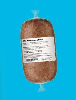 Plato de Pescado y Pollo Cocinado - Comida Natural para tu Gato